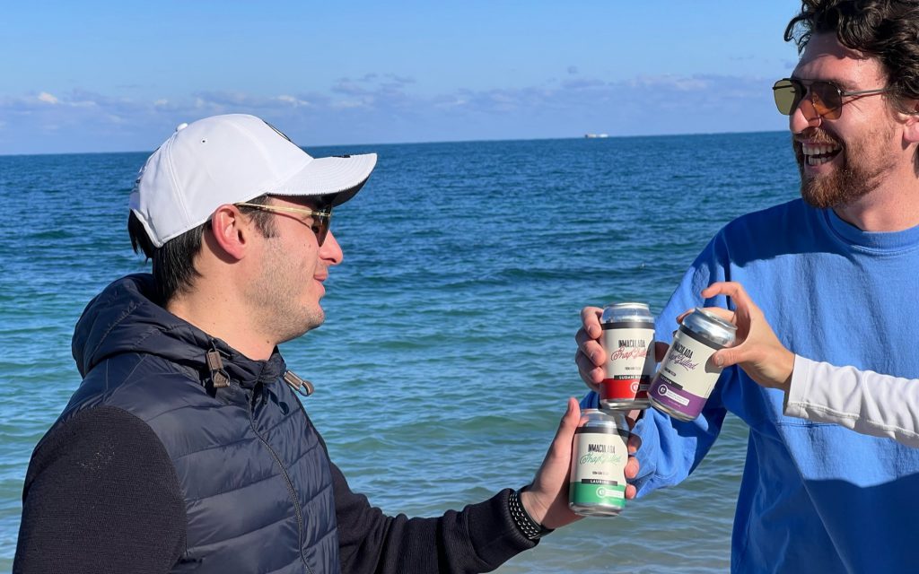 deux hommes partagent des canettes de café inmaculada snapchilled
