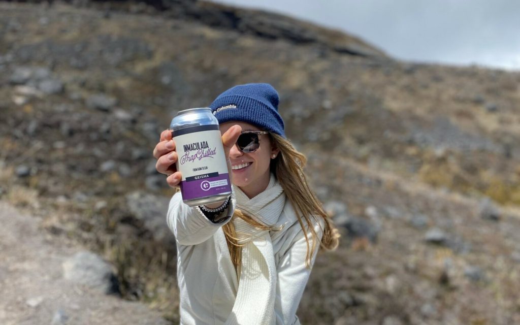 une femme tient une boîte de café inmaculada snapchilled.