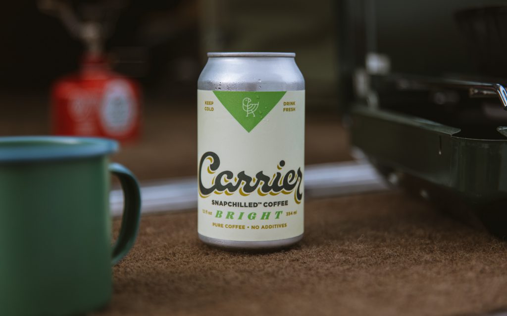 une boîte de café rtd snapchilled carrier sur une table en bois