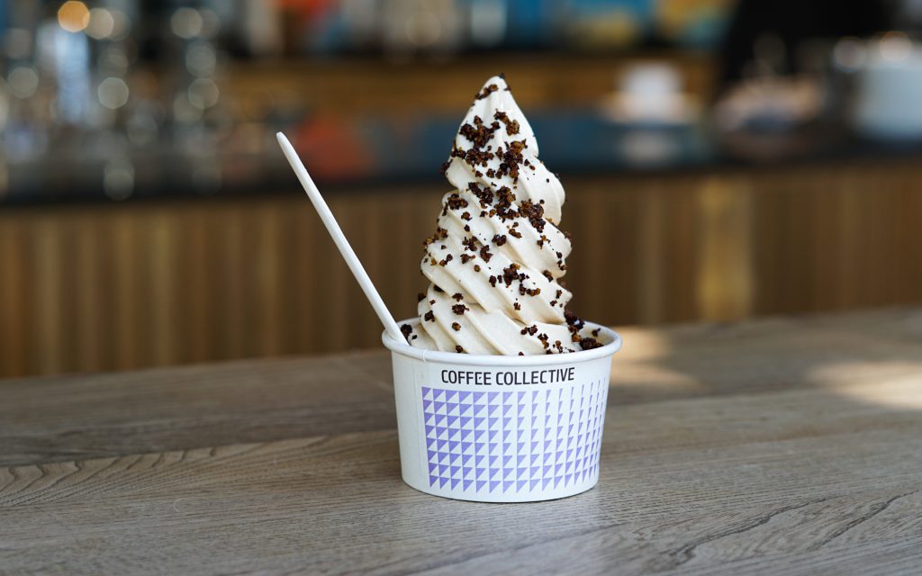 Café à la crème au Coffee Collective à Copenhague, Danemark.