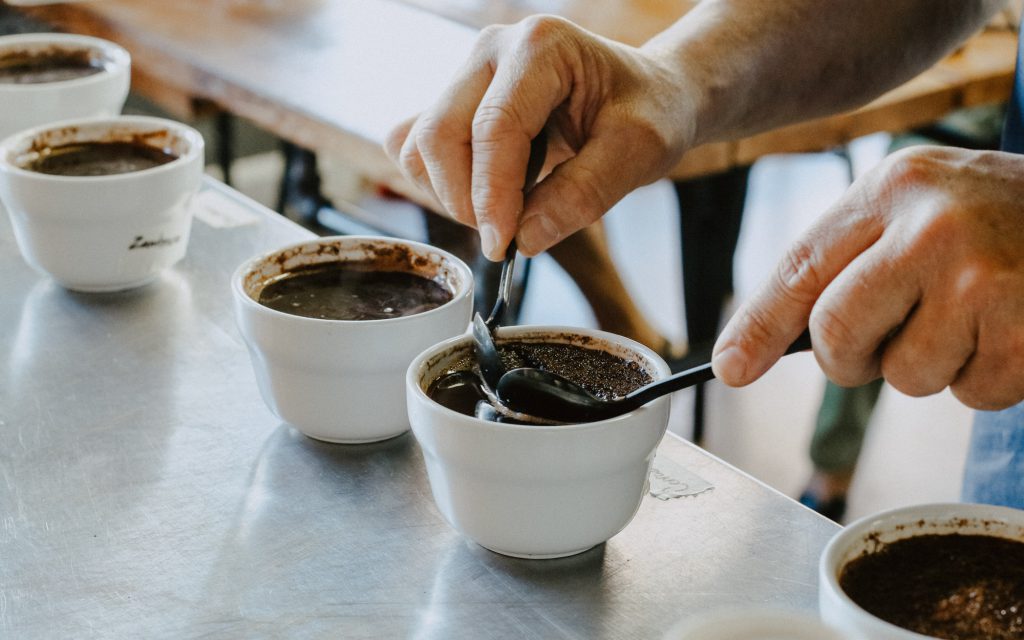 Un torréfacteur casse la croûte pendant une dégustation de café.
