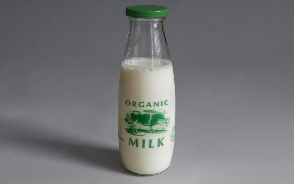 Une bouteille en verre de lait de vache biologique.