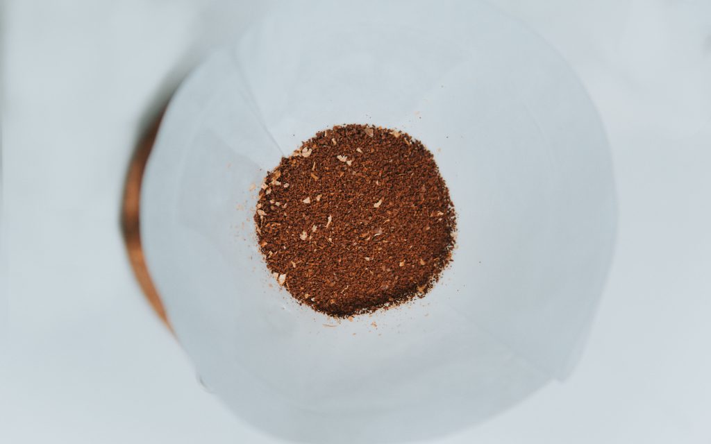 Café moulu dans un Chemex