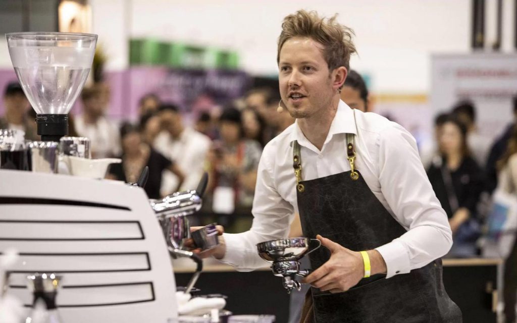 Matthew Lewin participe à un concours de barista.