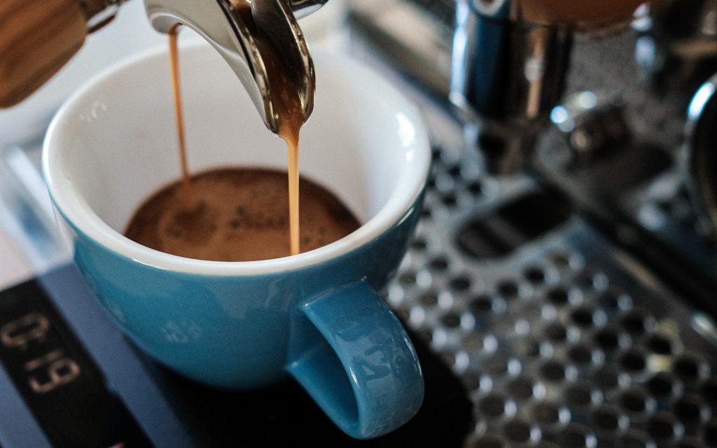 L'espresso est extrait dans une tasse en céramique sur une balance.