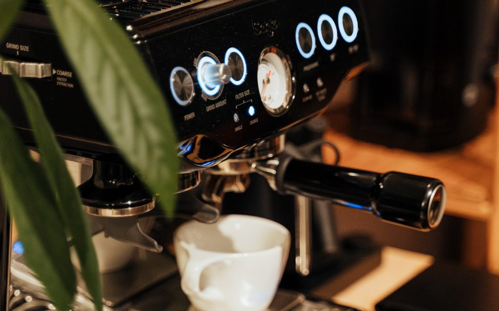 Une machine à expresso domestique.
