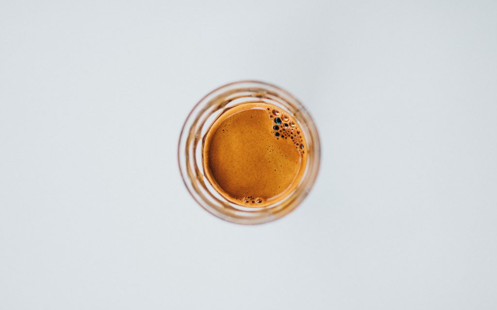 Une seule dose d'espresso dans un verre.