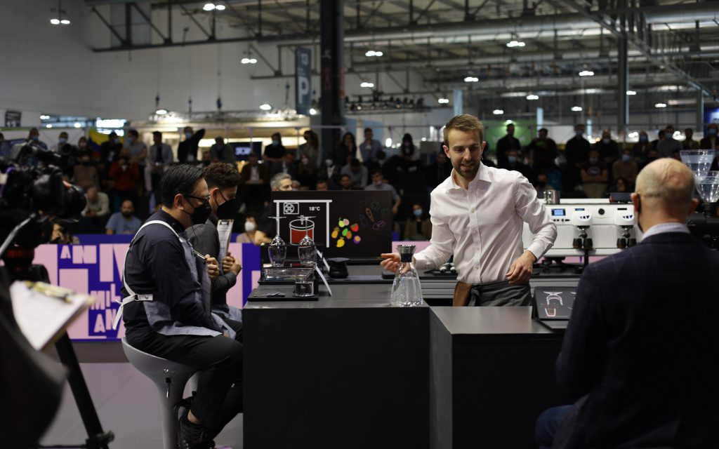 Le concurrent australien Hugh Kelly lors de la finale du championnat mondial des baristas de 2021.