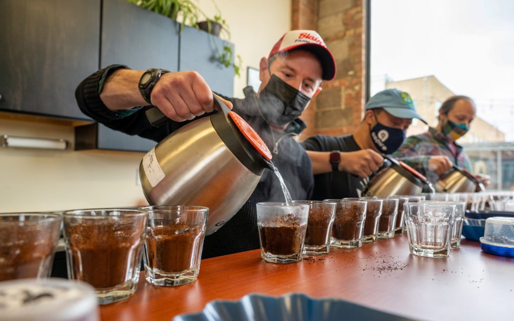 Tony Dreyfuss et son équipe dégustent des mélanges de café de spécialité au Metropolis Coffee.