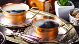 Le rituel du café dans le monde : Découvrez les traditions fascinantes qui vous feront voyager !
