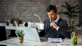 Découvrez comment le café booste votre créativité au travail : le secret de la caféine révélé !