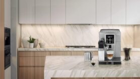 "Ne manquez pas cette offre exceptionnelle : -22% sur la Cafetière Super Automatique De'Longhi ECAM 23.460.SB, disponible sur Amazon !"